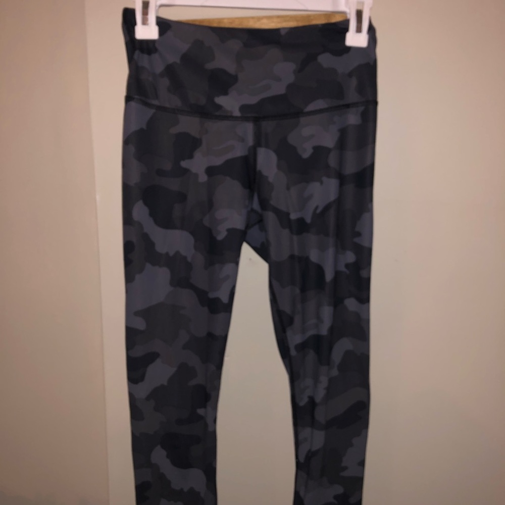 Yogalicious cropped camo athletic leggings